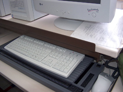 Computertastatur mit Braillezeile