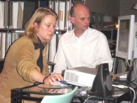 Jan Eric Hellbusch und Susanne Lutz an einem Bildschirm